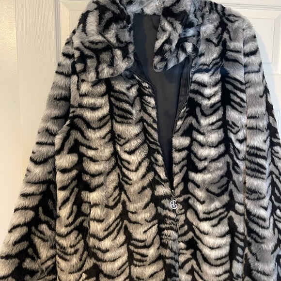 Faux Fur Women Coat size 2xl - Picture 4 of 8